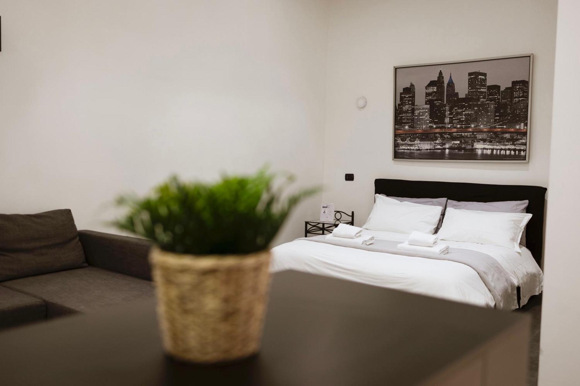 Appartement 116, Host *